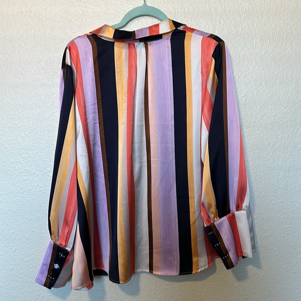 Fun multi-colored blouse - Picture 3 of 3
